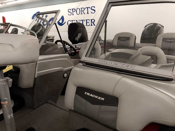 2018-Tracker-Targa-V18-WT-Mercury-150-4S-11