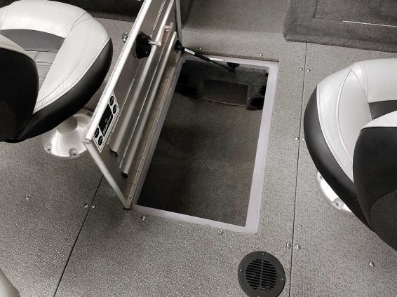 2018-Tracker-Targa-V18-WT-Mercury-150-4S-28