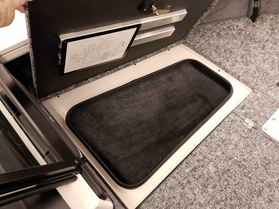 2026-Ranger-VX1888-WT-Mercury-200-4S-wht-16