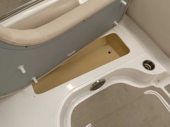 2015-Hurricane-217-Sundeck-Volvo-57GXi-IO-15