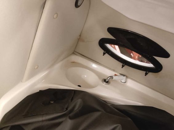 2015-Hurricane-217-Sundeck-Volvo-57GXi-IO-20