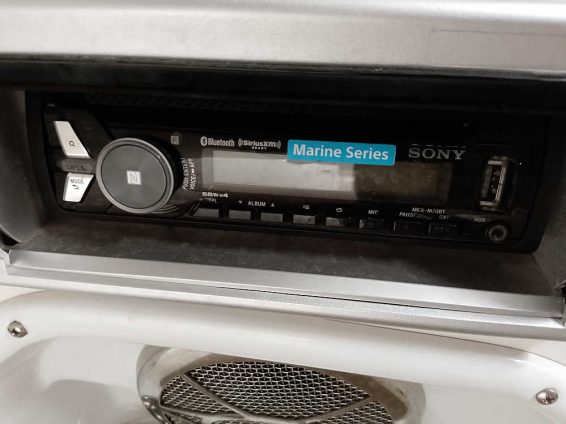 2015-Hurricane-217-Sundeck-Volvo-57GXi-IO-24