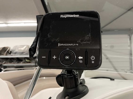 2015-Hurricane-217-Sundeck-Volvo-57GXi-IO-26