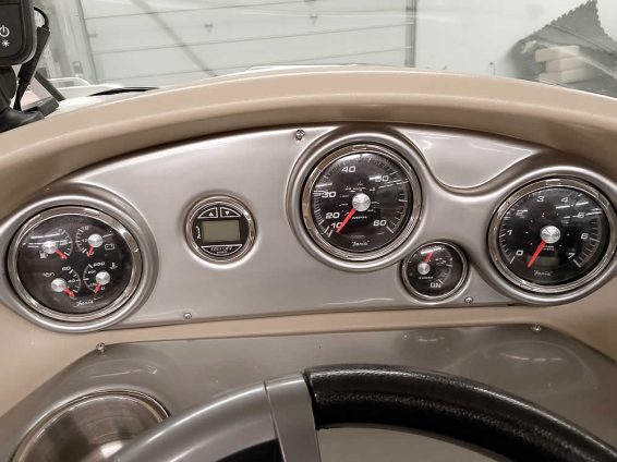 2015-Hurricane-217-Sundeck-Volvo-57GXi-IO-27