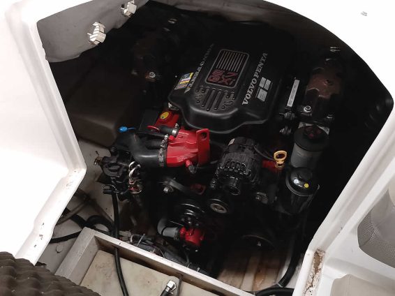 2015-Hurricane-217-Sundeck-Volvo-57GXi-IO-28