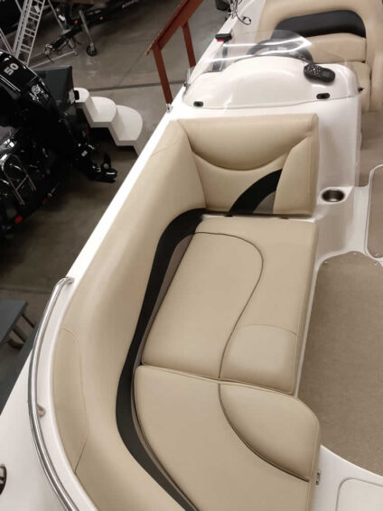2015-Hurricane-202-SunDeck-Sport-Mercruiser-43L-10