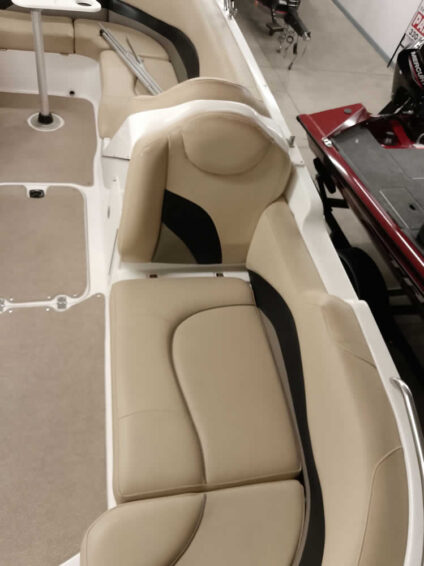 2015-Hurricane-202-SunDeck-Sport-Mercruiser-43L-11