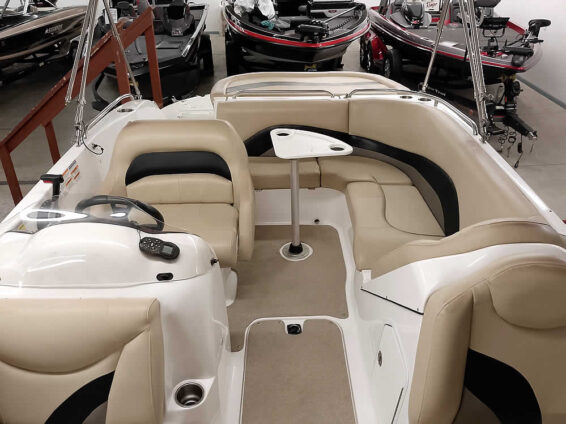 2015-Hurricane-202-SunDeck-Sport-Mercruiser-43L-16