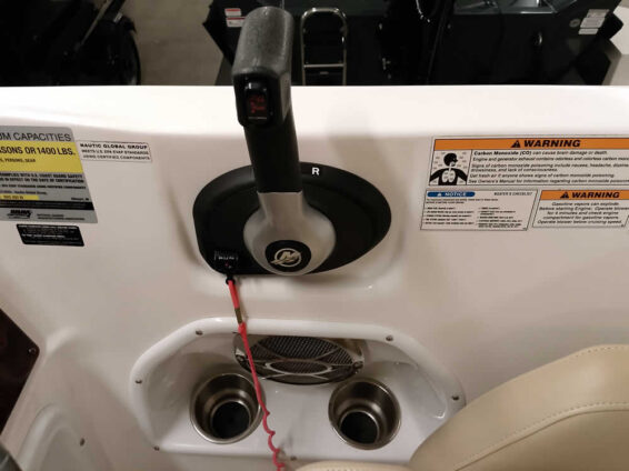 2015-Hurricane-202-SunDeck-Sport-Mercruiser-43L-19