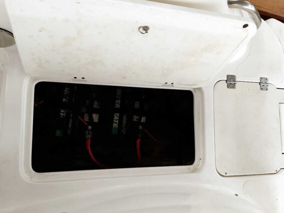 2015-Hurricane-202-SunDeck-Sport-Mercruiser-43L-27